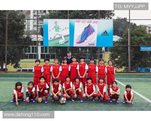 小眼睛大梦想足球场上的明星女孩勇敢追逐自己的足球梦