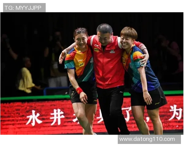 足球明星与球迷亲密合照引发热议展现球迷文化与偶像互动新风潮